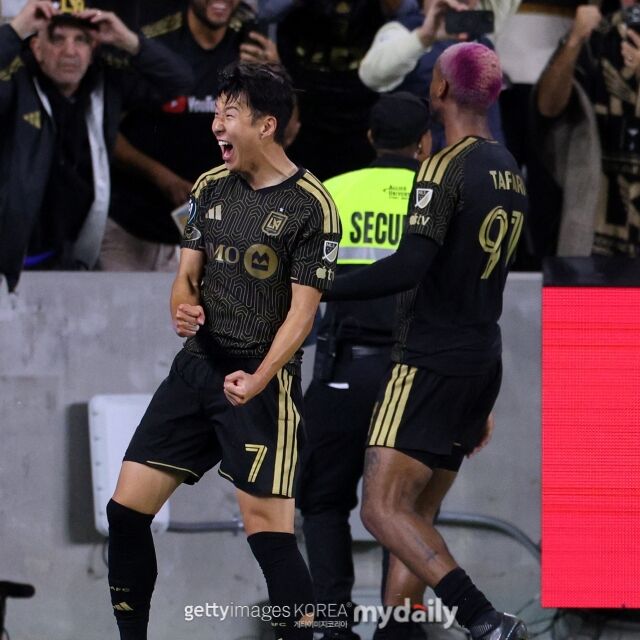 LAFC 손흥민(왼쪽)이 2026년 4월 30일(한국시각) 미국 캘리포니아주 로스앤젤레스의 BMO 스타디움에서 열린 톨루카와의 2026시즌 북중미카리브축구연맹(CONCACAF) 챔피언스컵 4강 1차전서 은코시 타파리(오른쪽)의 득점이 터진 뒤 기뻐하고 있다. /게티이미지코리아