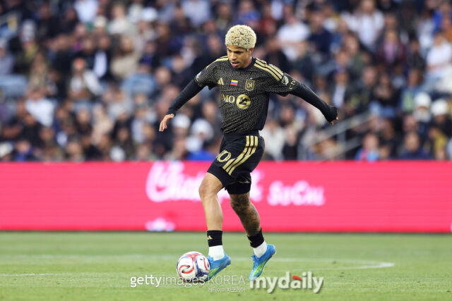 LAFC의 마르티네스가 2026년 5월 미국 LA에서 열린 시애틀과의 2026시즌 MLS 경기에서 드리블을 하고 있다./게티이미지코리아