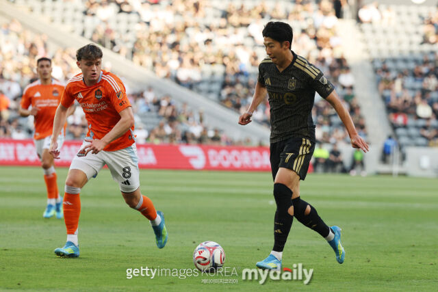 LAFC의 손흥민이 2026년 5월 미국 LA에서 열린 휴스턴과의 2026시즌 MLS 경기에서 드리블을 하고 있다./게티이미지코리아