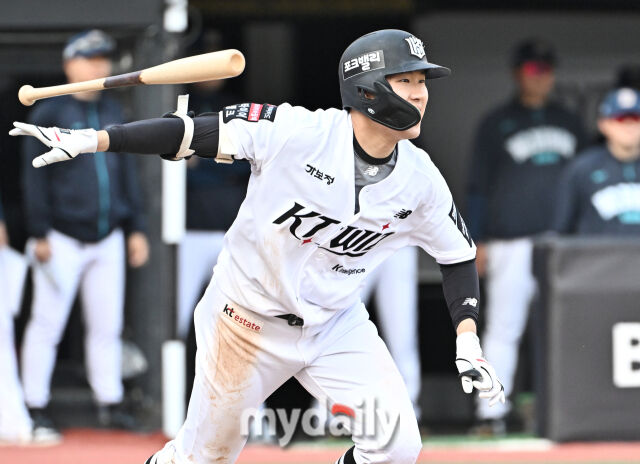 23일 오후 경기도 수원시 조원동 수원KT위즈파크에서 진행된 '2026 프로야구 KBO리그' KT위즈와 NC다이노스의 경기. KT 최원준이 3회말 1사 1,2루서 안타를 치고 있다./수원=송일섭 기자