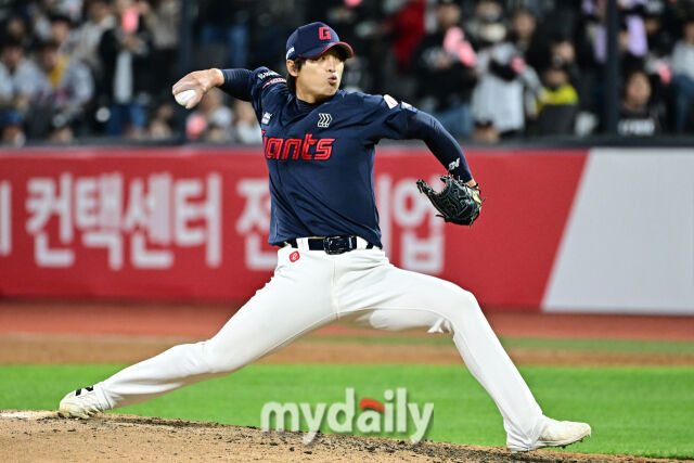 6일 경기도 수원 KT위즈파크에서 열린 '2026 신한 SOL BANK KBO리그' 롯데 자이언츠 와 KT 위즈 경기. 롯데 구승민이 9회말 마운드에 올라 힘차게 투구하고 있다./수원=한혁승 기자