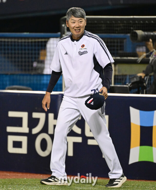 2026년 5월 19일 오후 서울 잠실구장에서 열린 '2026 신한 SOL KBO리그' NC 다이노스와 두산 베어스의 경기. 두산 김원형 감독이 9-3으로 승리한 뒤 기뻐하고 있다./마이데일리