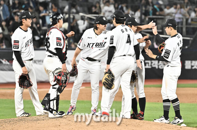 23일 오후 경기도 수원시 조원동 수원KT위즈파크에서 진행된 '2026 프로야구 KBO리그' KT위즈와 NC다이노스의 경기. KT 선수들이 10-5로 승리한 뒤 환호하고 있다./수원=송일섭 기자