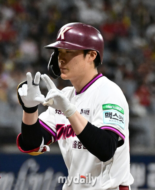 2026년 5월 27일 오후 서울 고척스카이돔에서 열린 '2026 신한 SOL KBO리그' KIA 타이거즈와 키움 히어로즈의 경기. 키움 임병욱이 1회말 1사 1루서 안타를 친 뒤 기뻐하고 있다./마이데일리
