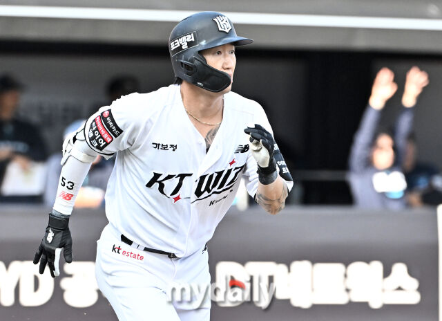 23일 오후 경기도 수원시 조원동 수원KT위즈파크에서 진행된 '2026 프로야구 KBO리그' KT위즈와 NC다이노스의 경기. KT 김민혁이 1회말 2사 1,2루서 1타점 적시타를 터뜨리고 있다./수원=송일섭 기자