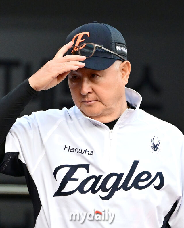 2026년 5월 15일 오후 경기도 수원KT위즈파크에서 열린 '2026 신한 SOL KBO리그' 한화 이글스와 KT 위즈의 경기. 한화 김경문 감독이 지켜보고 있다./마이데일리