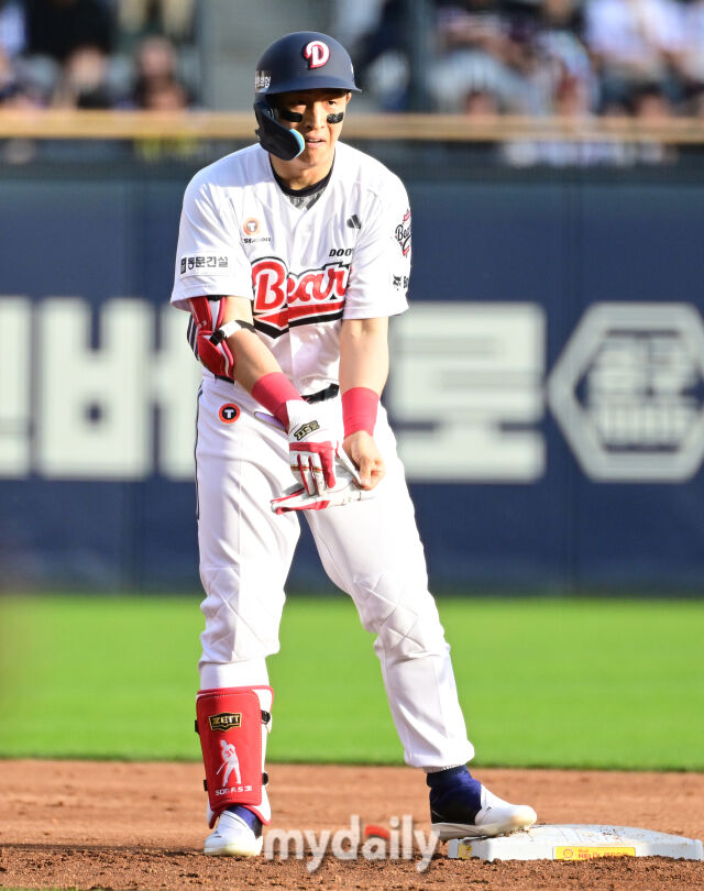 2026년 4월 18일 오후 서울 잠실구장에서 열린 '2026 신한 SOL KBO리그' KIA 타이거즈와 두산 베어스의 경기. 두산 손아섭이 3회말 선두타자 2루타를 친 뒤 기뻐하고 있다./마이데일리