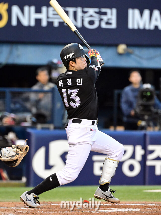 2026년 5월 28일 오후 서울 잠실구장에서 열린 '2026 신한 SOL KBO리그' KT 위즈와 두산 베어스의 경기. KT 허경민이 4회초 1사 2.3루서 안타성 타구가 두산 우익수 카메론에 잡히며 1타점 희생플라이를 기록하고 있다./잠실=유진형 기자