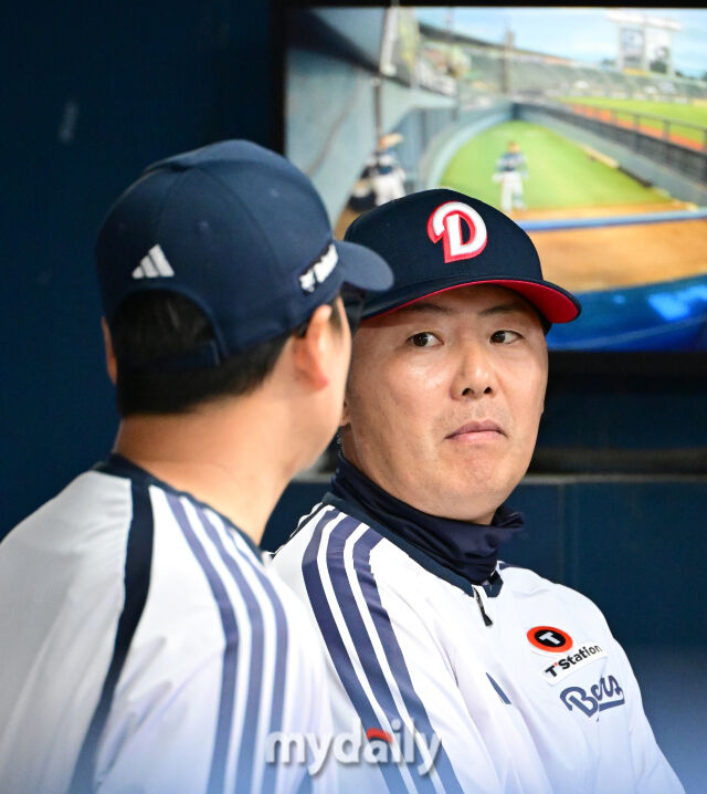 2026년 5월 21일 오후 서울 잠실구장에서 열린 '2026 신한 SOL KBO리그' NC 다이노스와 두산 베어스의 경기. 두산 김원형 감독이 코치와 이야기를 나누고 있다./마이데일리