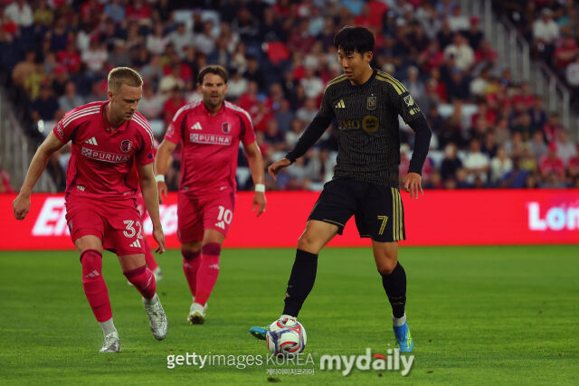 LAFC의 손흥민이 14일 미국 세인트루이스에서 열린 2026시즌 MLS 경기에서 드리블을 하고 있다./게티이미지코리아