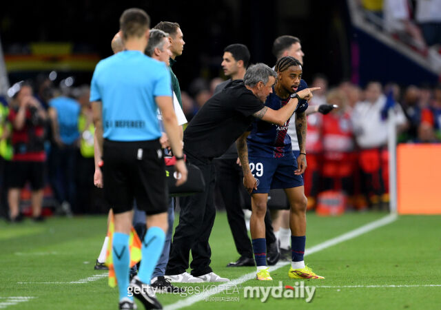 PSG의 루이스 엔리케 감독이 아스날과의 2025-26시즌 UEFA 챔피언스리그 결승전에서 교체 투입되는 바르콜라에게 지시하고 있다./게티이미지코리아