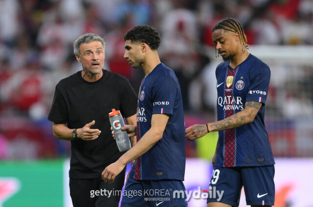 PSG의 루이스 엔리케 감독(왼쪽)이 아스날과의 2025-26시즌 UEFA 챔피언스리그 결승전에서 하키미(가운데)와 바르콜라에게 이야기를 하고 있다./게티이미지코리아