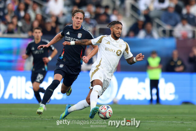 LAFC 드니 부앙가(오른쪽)이 2026년 5월 3일 미국 캘리포니아주 샌디에이고의 스냅드래곤 스타디움에서 열린 2026시즌 메이저리그사커(MLS) 11라운드 샌디에이고FC와의 맞대결에서 드리블을 하고 있다. /게티이미지코리아
