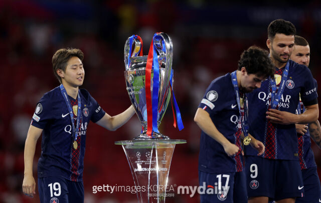 PSG의 이강인이 헝가리 부다페스트에서 열린 2025-26시즌 UEFA 챔피언스리그 결승전 승리 후 우승 트로피를 만지고 있다./게티이미지코리아
