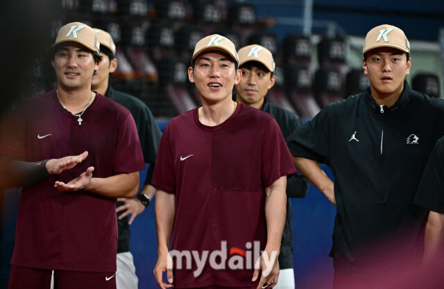 키움 서건창이 선수단 미팅에서 환하게 웃고 있다 / 고척 = 유진형 기자 zolong@mydaily.co.kr