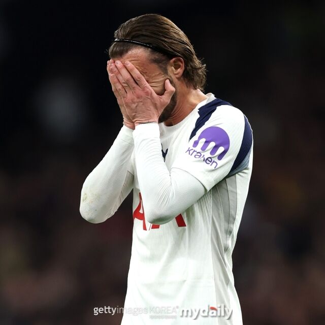 13일 영국 '커트오프사이드' 보도에 따르면 제임스 매디슨(토트넘 홋스퍼)가 리즈 유나이티드전이 끝난 뒤 SNS를 통해 심판 판정에 불만을 드러내면서 잉글랜드축구협회(FA)로부터 징계를 받을 가능성이 제기됐다./게티이미지코리아