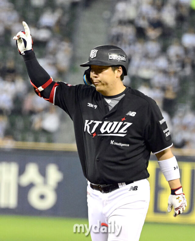 2026년 5월 28일 오후 서울 잠실구장에서 열린 '2026 신한 SOL KBO리그' KT 위즈와 두산 베어스의 경기. KT 김현수가 7회초 1사 2.3루서 1타점 동점타를 친 뒤 기뻐하고 있다./잠실=유진형 기자