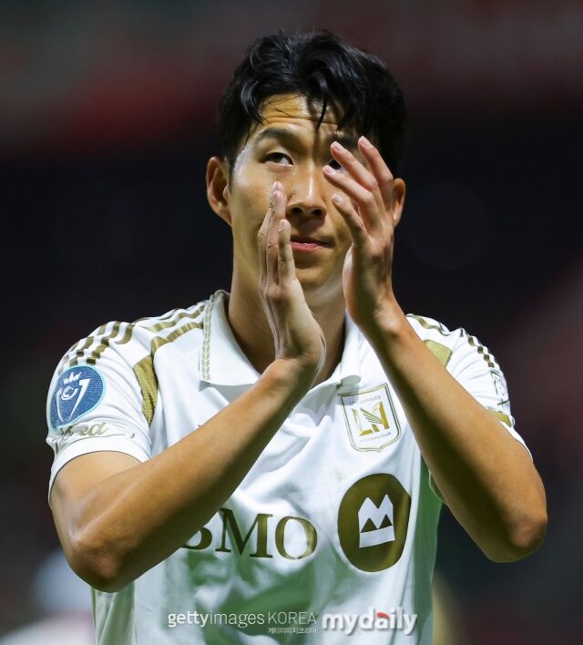 손흥민(LAFC)이 7일 펼쳐진 톨루카와의 ‘2026 북중미카리브축구연맹(CONCACAF) 챔피언스컵’ 준결승 2차전에서 0-4로 패한 후 팬들에게 인사를 하고 있다./게티이미지코리아