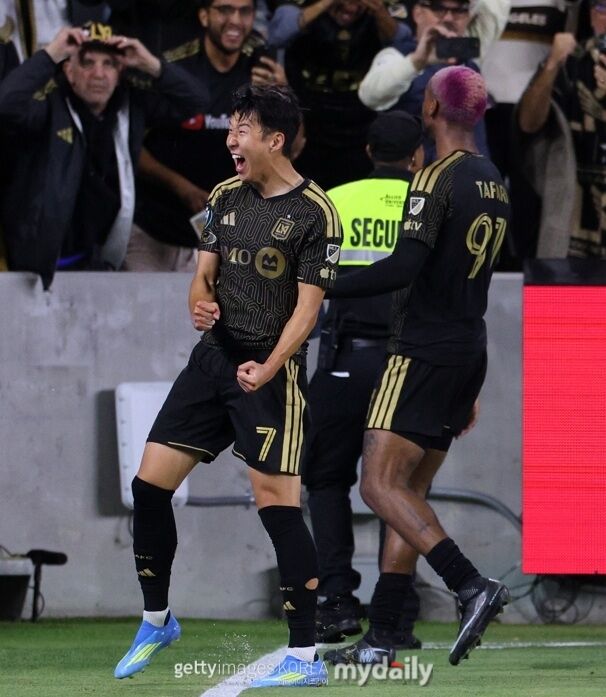 LAFC의 손흥민(왼쪽)이 2026년 4월 미국 LA에서 열린 톨루카와의 2026시즌 북중미축구연맹 챔피언스컵 4강 1차전에서 타파리(오른쪽)의 결승골을 어시스트한 후 환호하고 있다./게티이미지코리아