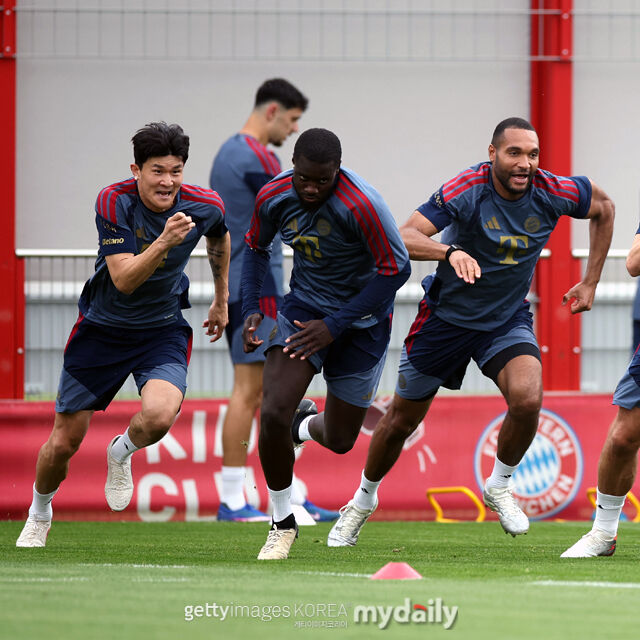 바이에른 뮌헨의 김민재, 우파메카노, 요나단 타(왼쪽부터)가 PSG와의 2025-26시즌 UEFA 챔피언스리그 4강 2차전을 앞두고 독일 뮌헨에서 팀 훈련을 하고 있다./게티이미지코리아