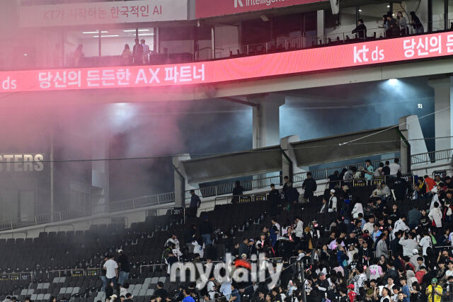 6일 경기도 수원 KT위즈파크에서 열린 '2026 신한 SOL BANK KBO리그' 롯데 자이언츠 와 KT 위즈 경기. 7회초 무사 2루 롯데 나승엽 타석에 1루 방향 경기장 밖 소각장에서 난 불로 연기가 경기장으로 들어와 중단됐다. 경기장으로 유입되는 화재 연기./수원 = 한혁승 기자