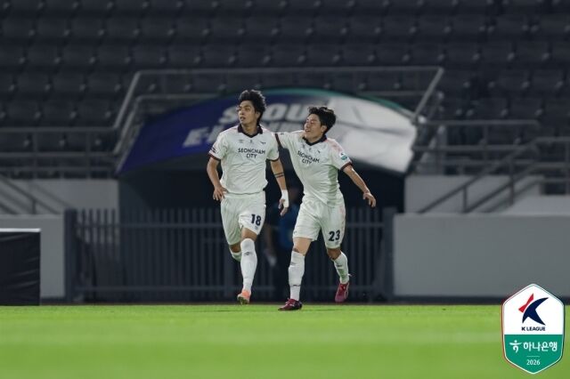 24일 목동종합운동장에서 열린 서울 이랜드와 성남FC의 정규리그 13라운드 경기. 골을 넣은 뒤 기뻐하고 있는 성남 김민재(왼쪽)./프로축구연맹 제공