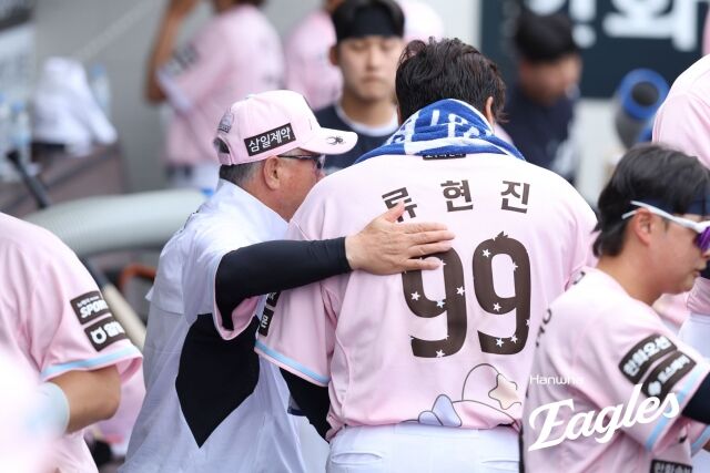 김경문 감독은 젊은 투수들이 류현진에게 많은 걸 배우길 바란다./한화 이글스