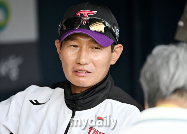 22일 오후 서울 잠실야구장에서 진행된 '2026 프로야구 KBO리그' LG트윈스와 키움히어로즈의 경기. LG 염경엽 감독이 경기전 인터뷰를 갖고 있다./마이데일리