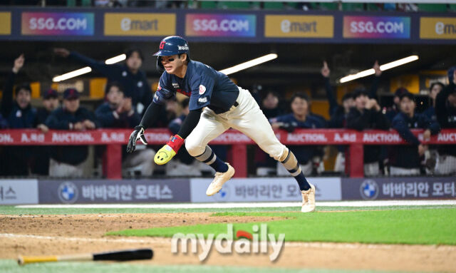 롯데 장두성이 1일 SSG전에서 홈을 향해 헤드 퍼스트 슬라이딩을 하고 있다./SSG랜더스필드=유진형 기자