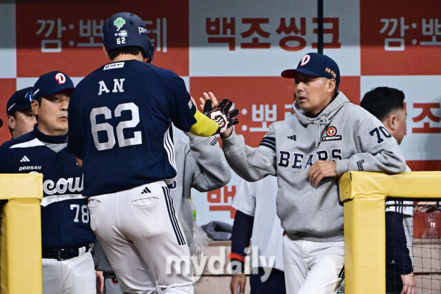 [MD포토] 안재석 '감독님 추가 득점 올렸어요'