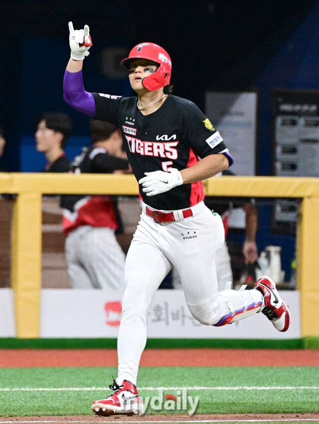 2026년 5월 27일 오후 서울 고척스카이돔에서 열린 '2026 신한 SOL KBO리그' KIA 타이거즈와 키움 히어로즈의 경기. KIA 김도영이 4회초 1사 후 솔로 홈런을 친 뒤 기뻐하고 있다./고척=유진형 기자 zolong@mydaily.co.kr