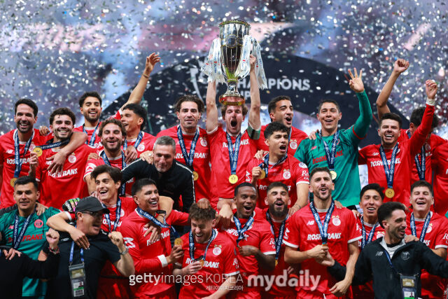 손흥민의 소속팀 LA FC를 꺾고 결승에 진출했던 톨루카가 북중미축구연맹(CONCACAF) 챔피언스컵 결승전에서 승부차기 끝에 티그레스를 꺾고 우승을 차지했다./게티이미지코리아
