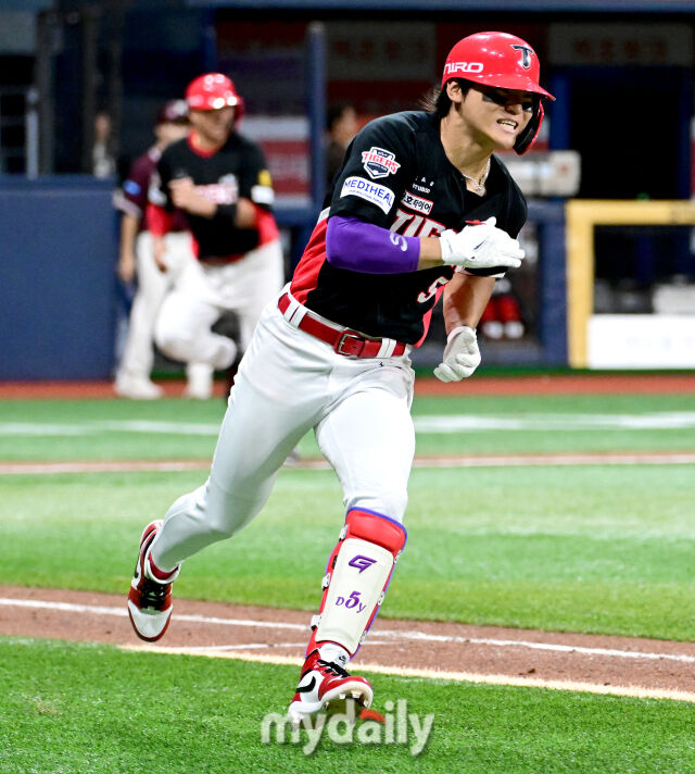2026년 5월 26일 오후 서울 고척스카이돔에서 열린 '2026 신한 SOL KBO리그' KIA 타이거즈와 키움 히어로즈의 경기. KIA 김도영이 7회초 2사 만루서 3타점 2루타를 친 뒤 전력 질주하고 있다./고척=유진형 기자 zolong@mydaily.co.kr