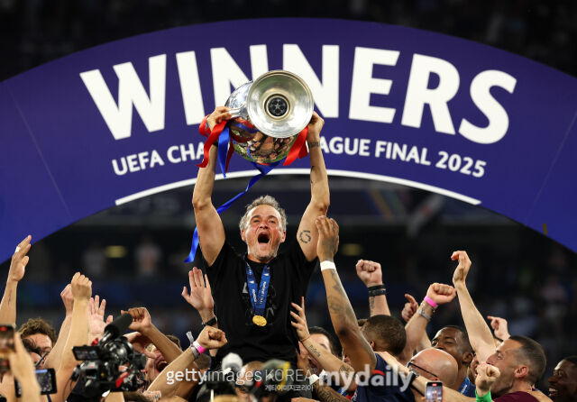 루이스 엔리케 파리 생제르맹(PSG) 감독이 2024-25시즌 유럽축구연맹(UEFA) 챔피언스리그(UCL) 우승 트로피를 들고 있다. /게티이미지코리아