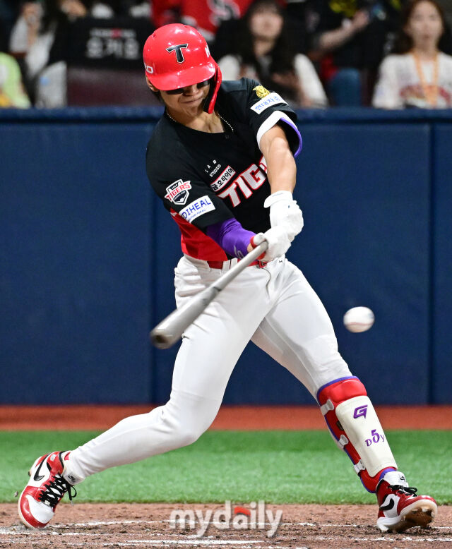 2026년 5월 27일 오후 서울 고척스카이돔에서 열린 '2026 신한 SOL KBO리그' KIA 타이거즈와 키움 히어로즈의 경기. KIA 김도영이 4회초 1사 후 솔로 홈런을 치고 있다./고척=유진형 기자 zolong@mydaily.co.kr