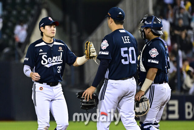 두산이 3-2로 LG에 역전승리 후 기뻐하고 있다./잠실=한혁승 기자