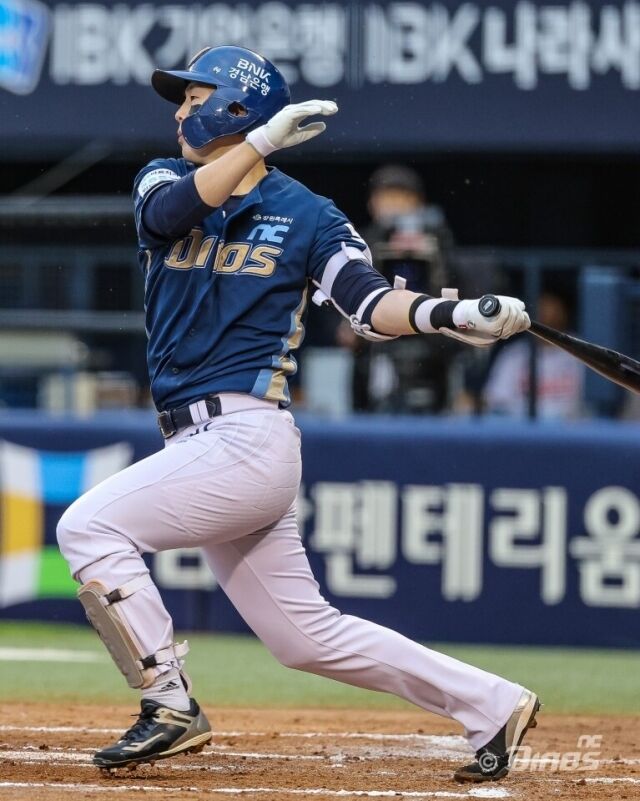박건우가 안타를 치고 있다./NC 다이노스 제공