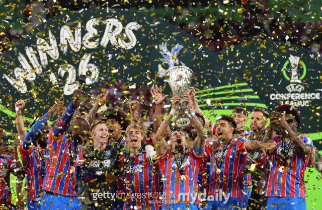크리스탈 팰리스가 28일 라이프치히 슈타디온에서 열린 유럽축구연맹(UEFA) 컨퍼런스리그(UECL) 결승전에서 라요 바예카노에 1-0 승리를 거두며 우승을 차지했다. /게티이미지코리아