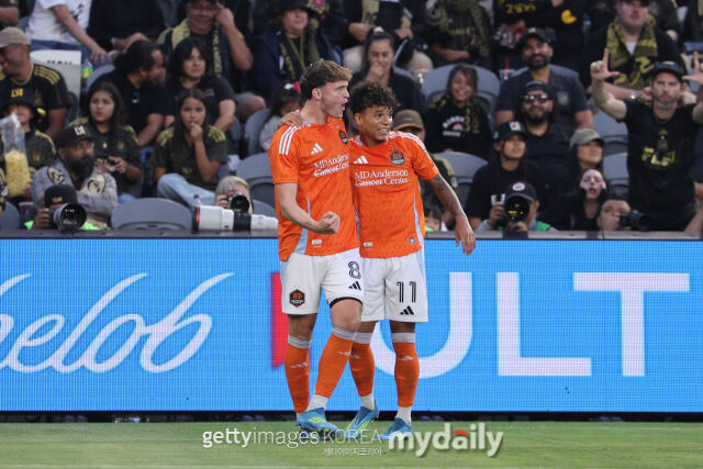 휴스턴의 맥글린(왼쪽)이 2026년 5월 미국 LA에서 열린 LAFC와의 2026시즌 MLS 경기에서 멀티골을 기록했다./게티이미지코리아