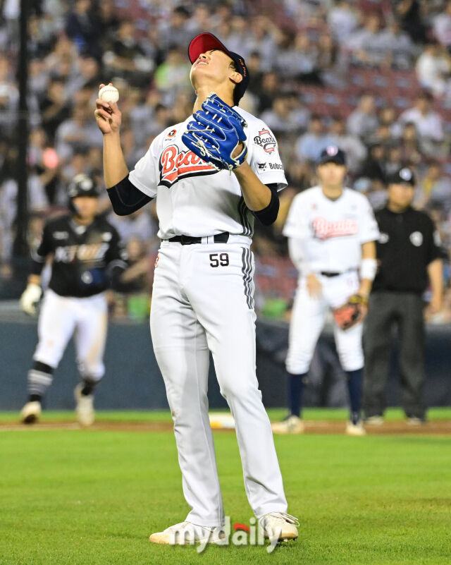 2026년 5월 28일 오후 서울 잠실구장에서 열린 '2026 신한 SOL KBO리그' KT 위즈와 두산 베어스의 경기. 두산 최준호가 8회초 1사 만루서 KT 김현수의 투수 앞 땅볼 때 포구 실책을 하며 실점한 뒤 아쉬워하고 있다./잠실=유진형 기자