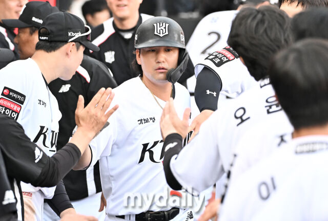 23일 오후 경기도 수원시 조원동 수원KT위즈파크에서 진행된 '2026 프로야구 KBO리그' KT위즈와 NC다이노스의 경기. KT 김상수가 3회말 2사 3루서 힐리어드의 적시타때 홈을 밟은 뒤 환호하고 있다./마이데일리
