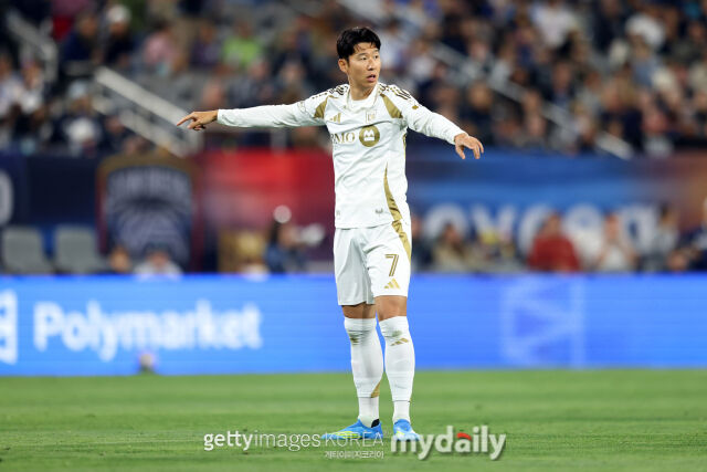LAFC 손흥민이 2026년 5월 3일 미국 캘리포니아주 샌디에이고의 스냅드래곤 스타디움에서 열린 2026시즌 메이저리그사커(MLS) 11라운드 샌디에이고 FC와의 맞대결에서 선수들에게 지시하고 있다. /게티이미지코리아