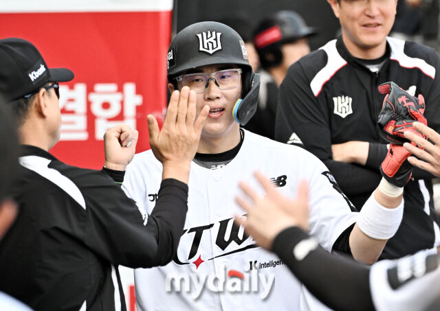 [MD포토] 허경민, '득점에 환호'