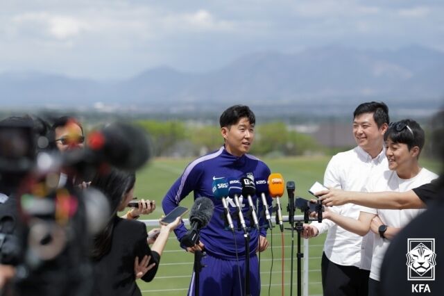 대한민국 축구대표팀 주장 손흥민이 미국 솔트레이크시티에서 진행된 전지 훈련 전에 인터뷰를 진행하고 있다./대한축구협회 제공