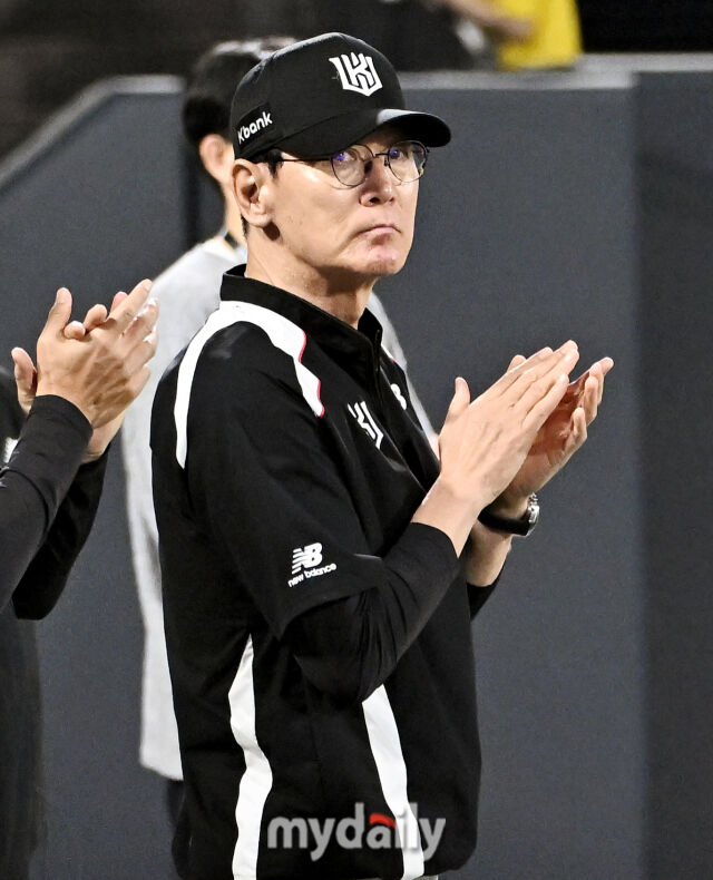 23일 오후 경기도 수원시 조원동 수원KT위즈파크에서 진행된 '2026 프로야구 KBO리그' KT위즈와 NC다이노스의 경기. KT 이강철 감독이 10-5로 승리한 뒤 환호하고 있다./수원=송일섭 기자