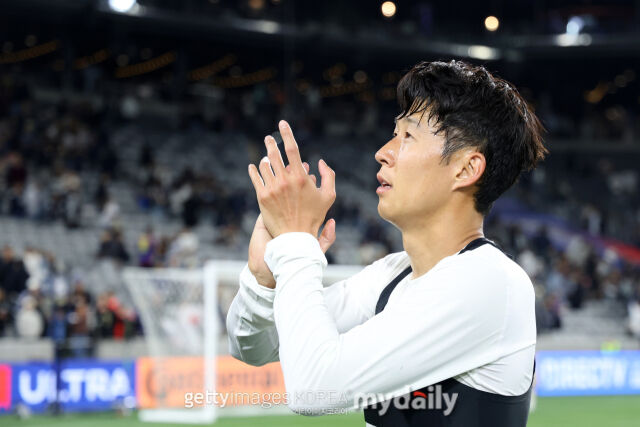 LAFC 손흥민이 2026년 5월 3일 미국 캘리포니아주 샌디에이고의 스냅드래곤 스타디움에서 열린 2026시즌 메이저리그사커(MLS) 11라운드 샌디에이고 FC와의 원정경기서 2-2로 무승부를 거둔 뒤 관중들에게 박수를 치고 있다. /게티이미지코리아