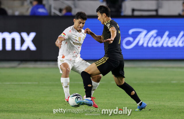 LAFC의 손흥민이 2026년 4월 미국 LA에서 열린 톨루카와의 2026시즌 북중미축구연맹 챔피언스컵 4강 1차전에서 톨루카의 바르보사를 상대로 드리블을 시도하고 있다./게티이미지코리아
