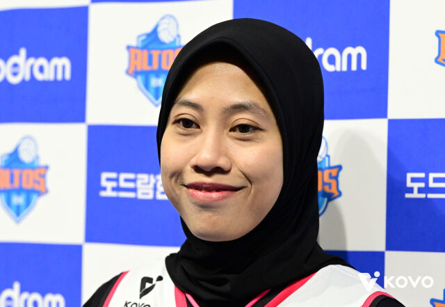 인도네시아 배구 스타 메가가 2026년 국가대표팀 활동을 전면 중단하기로 결정했다. 2025년 1월 14일 화성종합체육관에서 열린 IBK기업은행과 정관장 경기를 마친 뒤 방송 인터뷰에 나선 메가./KOVO 제공