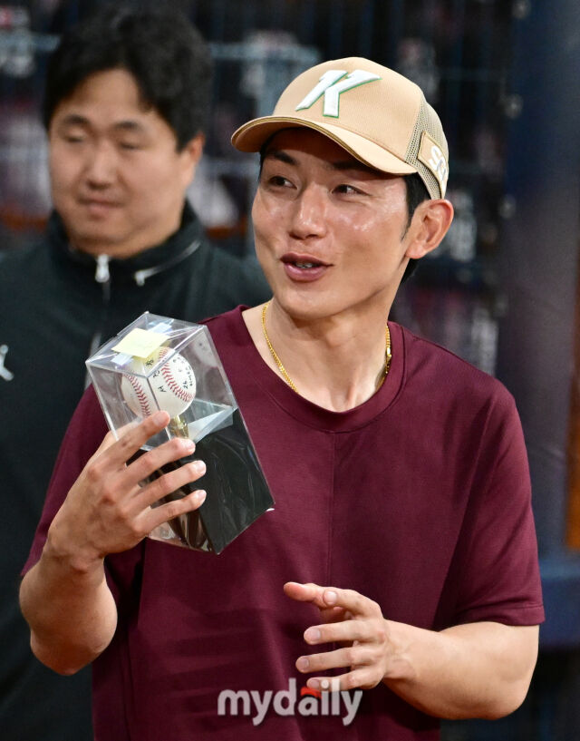 키움 서건창이 히어로즈 복귀 첫 안타 기념구를 받고 기뻐하고 있다 / 고척 = 유진형 기자 zolong@mydaily.co.kr