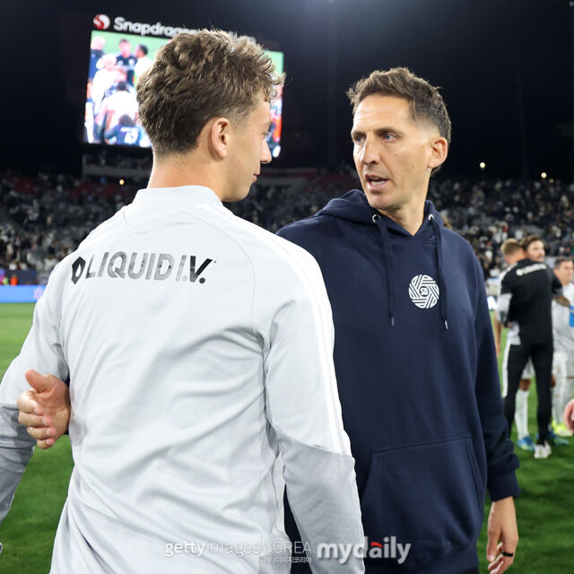 샌디에이고의 바라스 감독(오른쪽)이 2026년 5월 미국 샌디에이고에서 열린 2026시즌 MLS 경기가 끝난 후 LAFC 선수들과 인사를 나누고 있다./게티이미지코리아